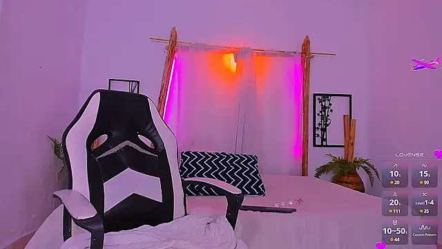 Snapshot of _RedMoon chatting on December 23, 2024, 11:49 pm RedMoon online show from December 23, 2024, 11:49 pm