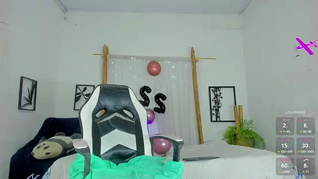 Snapshot of _RedMoon chatting on October 16, 2025, 7:59 pm RedMoon online show from October 16, 2025, 7:59 pm