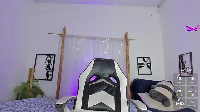 Snapshot of _RedMoon chatting on October 22, 2025, 8:08 pm RedMoon online show from October 22, 2025, 8:08 pm