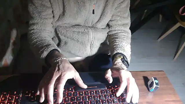 Snapshot of Adri_gard chatting on April 21, 2026, 8:23 pm Adri gard online show from April 21, 2026, 8:23 pm