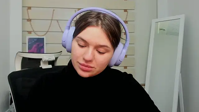 Josephine Kiss online show from February 9, 2025, 1:03 pm