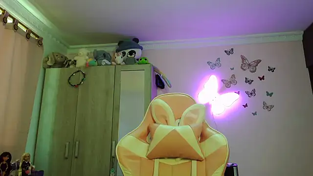 caroline jonson online show from March 26, 2026, 6:02 pm