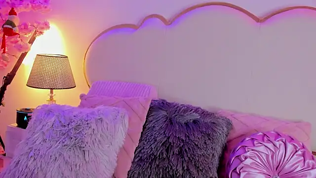 SenniaBella online show from December 22, 2025, 2:03 pm