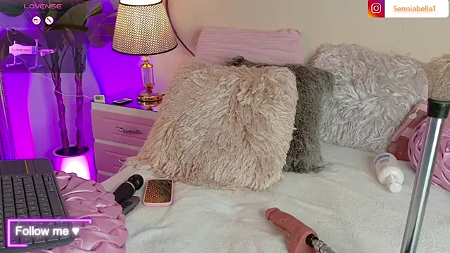 SenniaBella online show from February 11, 2026, 3:39 pm