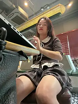 Snapshot of Emily_9xx chatting on February 28, 2026, 2:45 am Emily 9xx online show from February 28, 2026, 2:45 am