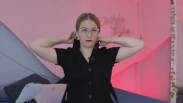 Snapshot of AllisonRoberts_ chatting on April 17, 2026, 11:24 am AllisonRoberts online show from April 17, 2026, 11:24 am