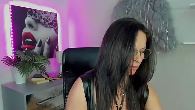 HelenLuxx online show from March 20, 2025, 5:15 pm