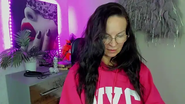 HelenLuxx online show from February 24, 2026, 3:21 pm