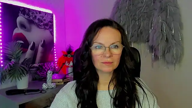 HelenLuxx online show from March 3, 2026, 4:13 pm