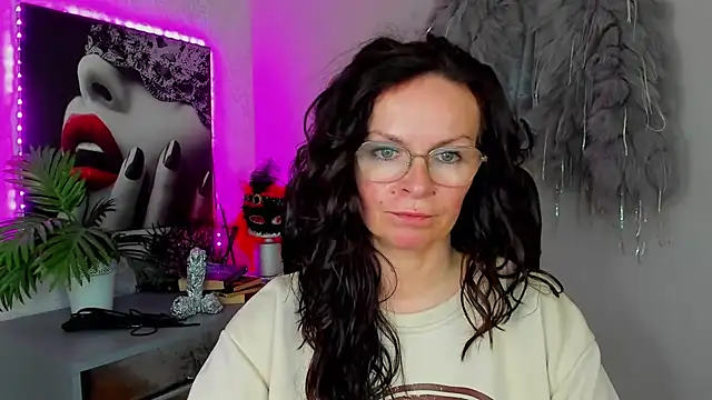 HelenLuxx online show from April 15, 2026, 2:46 pm