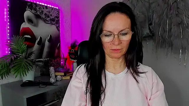 Snapshot of HelenLuxx chatting on April 21, 2026, 4:12 pm HelenLuxx online show from April 21, 2026, 4:12 pm