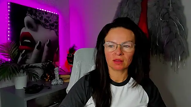 Snapshot of HelenLuxx chatting on May 6, 2026, 3:17 pm HelenLuxx online show from May 6, 2026, 3:17 pm