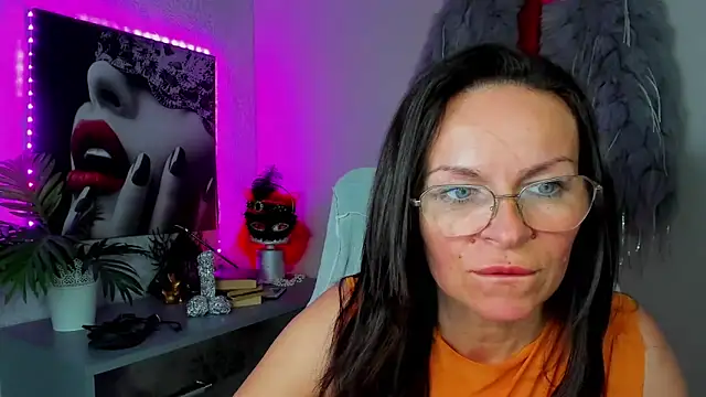 Snapshot of HelenLuxx chatting on May 11, 2026, 2:45 pm HelenLuxx online show from May 11, 2026, 2:45 pm