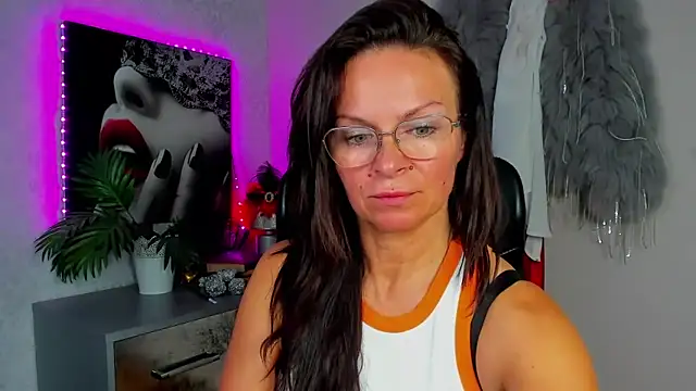 HelenLuxx online show from June 11, 2026, 4:38 pm