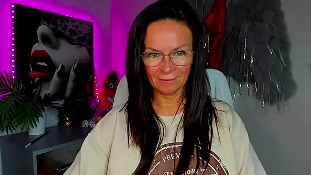 HelenLuxx online show from July 26, 2026, 1:40 pm