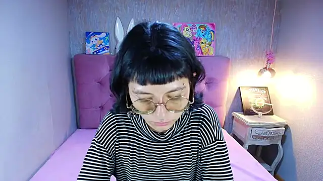 charlottemoonxz online show from May 13, 2026, 6:27 pm
