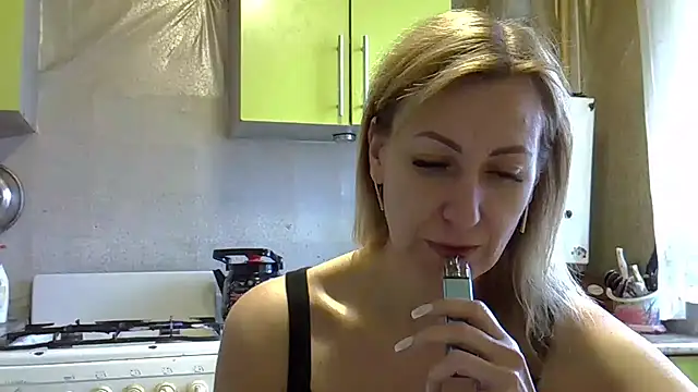 Snapshot of AshleyXHoney chatting on December 6, 2024, 8:48 am AshleyXHoney online show from December 6, 2024, 8:48 am