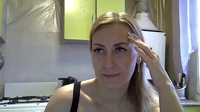 Snapshot of AshleyXHoney chatting on December 10, 2024, 6:44 am AshleyXHoney online show from December 10, 2024, 6:44 am