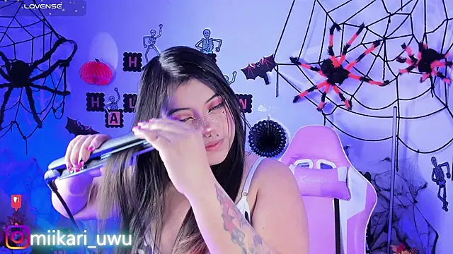 Snapshot of Ahri_Elderwood chatting on October 15, 2025, 5:07 am Ahri Elderwood online show from October 15, 2025, 5:07 am