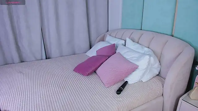 Snapshot of Love_is_Lola chatting on January 10, 2025, 1:21 am Love is Lola online show from January 10, 2025, 1:21 am