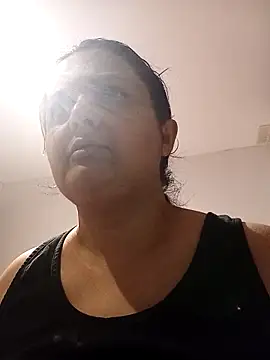 sarahhh1987 online show from April 13, 2026, 7:52 pm