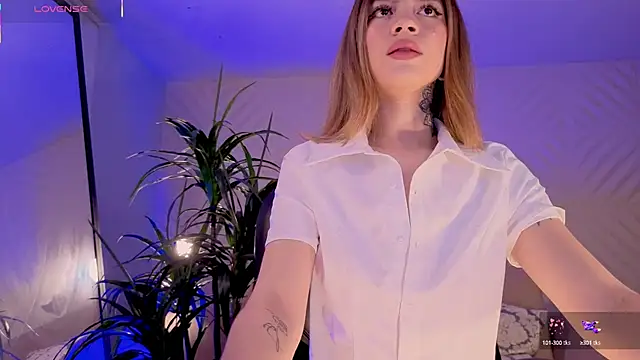 ViolettHansson online show from February 18, 2025, 9:42 pm