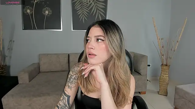 ViolettHansson online show from October 21, 2025, 6:08 pm