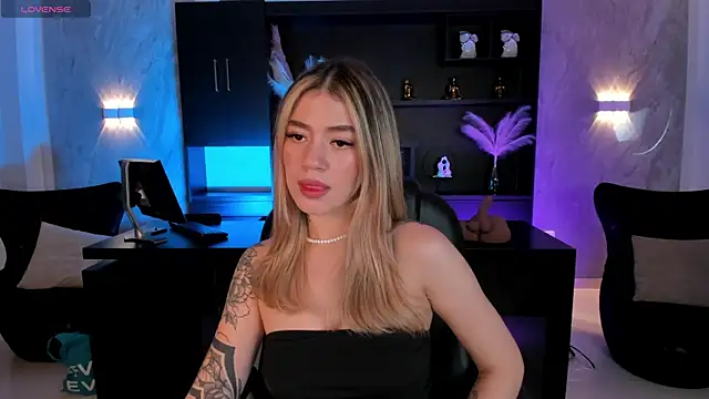 ViolettHansson online show from November 25, 2025, 7:14 pm