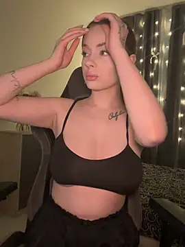 Snapshot of _MayShy_ chatting on December 18, 2024, 8:25 pm MayShy online show from December 18, 2024, 8:25 pm