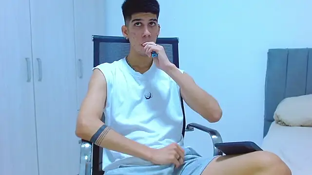 jhony-sex online show from October 17, 2025, 6:27 am