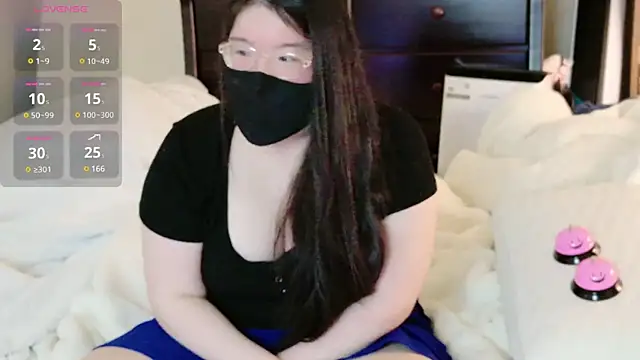 Snapshot of Kara-Nuna chatting on February 5, 2025, 7:39 am Kara-Nuna online show from February 5, 2025, 7:39 am