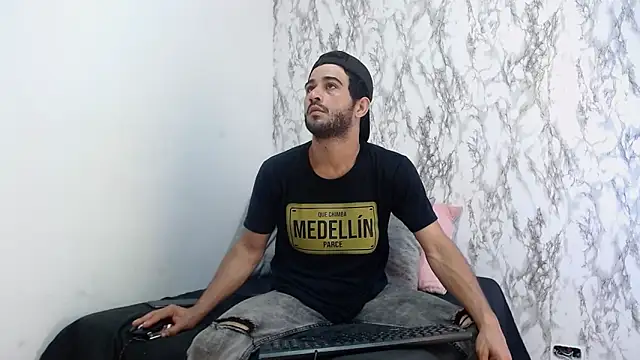 Snapshot of Moon_and_aaron chatting on February 22, 2026, 3:40 am Moon and aaron online show from February 22, 2026, 3:40 am