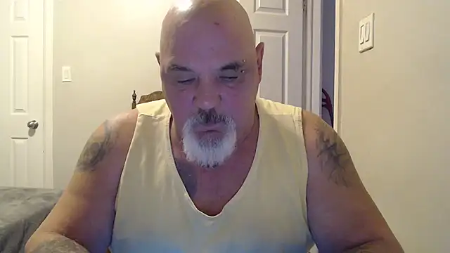 Newfiesausage1972 online show from February 5, 2025, 2:37 pm