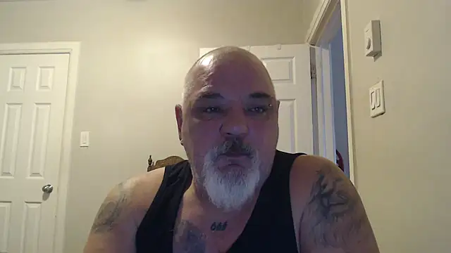 Newfiesausage1972 online show from February 16, 2025, 1:38 pm