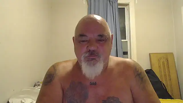 Newfiesausage1972 online show from September 17, 2025, 9:33 am