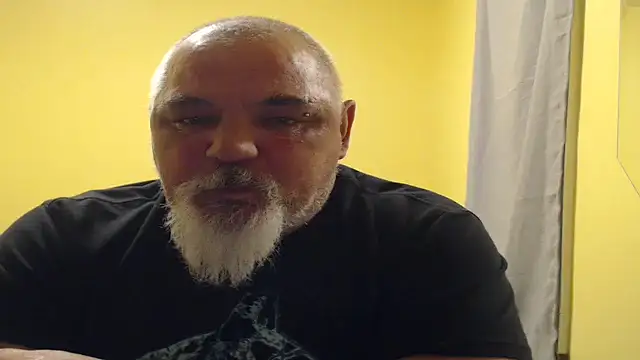 Newfiesausage1972 online show from November 1, 2025, 1:51 am