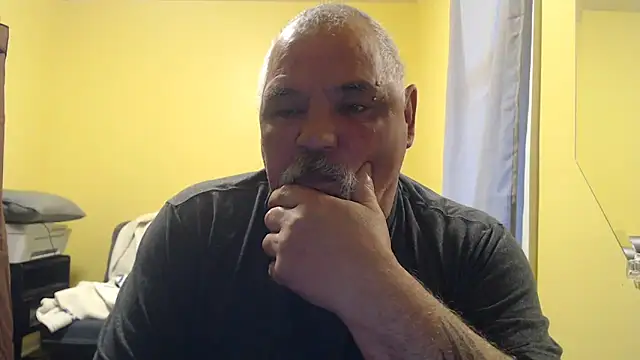 Newfiesausage1972 online show from November 9, 2025, 12:36 pm