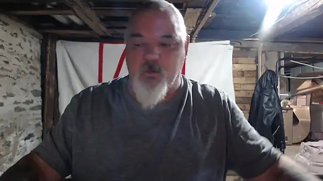 Newfiesausage1972 online show from November 18, 2025, 9:14 am