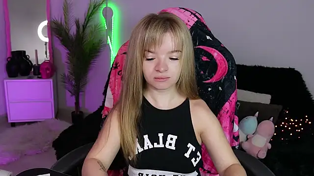 Snapshot of Eva_Rosec chatting on October 28, 2025, 8:51 am Eva Rosec online show from October 28, 2025, 8:51 am