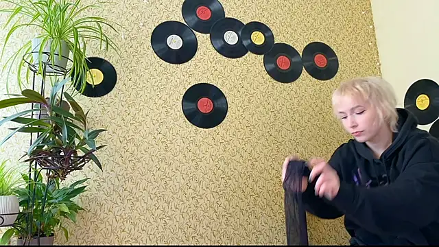 EmmyAmbros online show from September 12, 2025, 12:05 pm