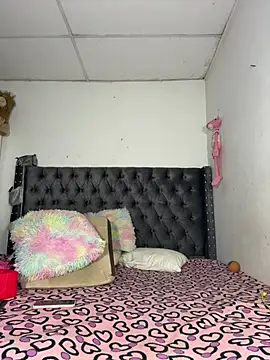 saragill323 online show from February 6, 2026, 5:27 pm