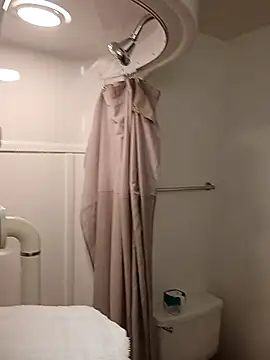 allissonw13 online show from April 20, 2026, 12:30 pm