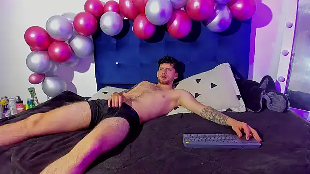 Snapshot of Ari_and_loggan chatting on December 17, 2024, 12:23 am Ari and loggan online show from December 17, 2024, 12:23 am