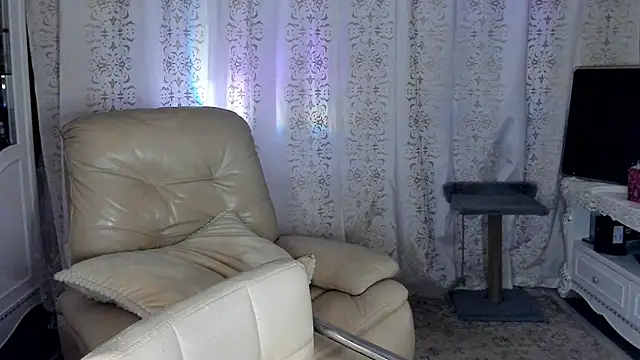 AprilHilll online show from January 30, 2025, 3:00 am