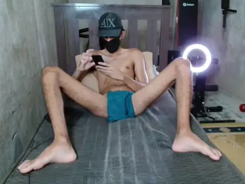 Snapshot of skinnyboy1000 chatting on November 12, 2025, 5:02 pm skinnyboy1000 online show from November 12, 2025, 5:02 pm