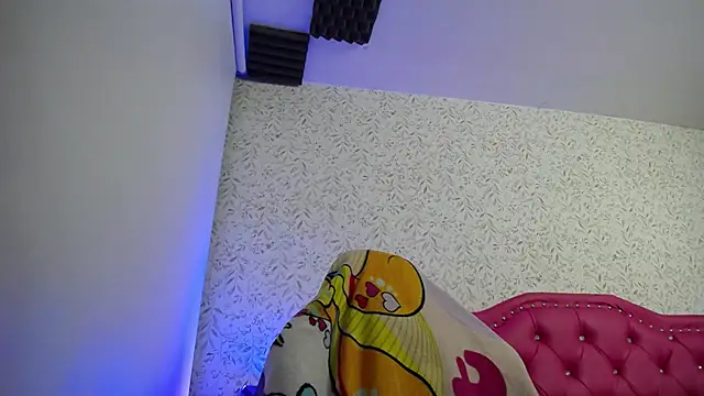 luly pink online show from November 22, 2025, 1:37 am