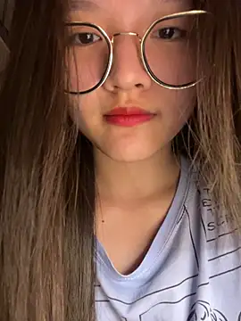 Krixxi22 online show from October 28, 2025, 4:42 pm