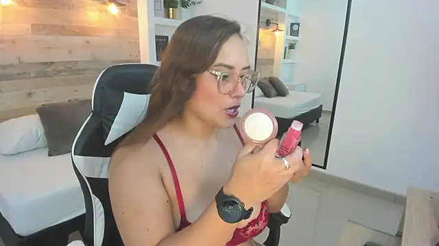 Snapshot of zoe_danae_ chatting on February 18, 2026, 12:23 pm zoe danae online show from February 18, 2026, 12:23 pm