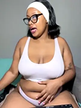 MimiCurves online show from November 16, 2025, 6:57 pm