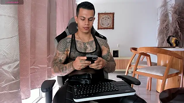 Snapshot of Aron_Dark chatting on April 19, 2026, 3:33 pm Aron Dark online show from April 19, 2026, 3:33 pm